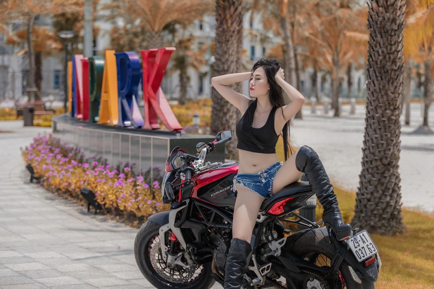 Người đẹp 9X 'đọ dáng' môtô phân khối lớn - ảnh 6