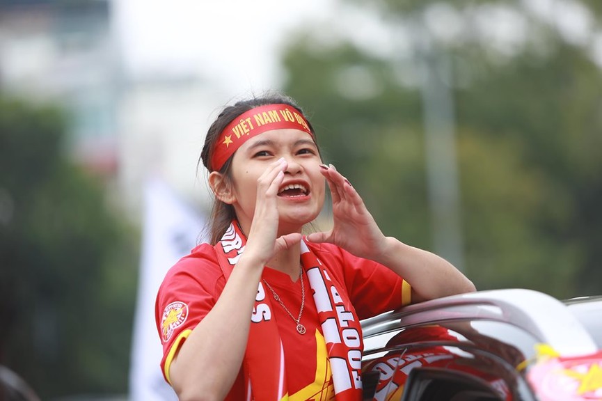 Mặc mưa gió, hàng trăm CĐV ra đường tiếp lửa cho tuyển Việt Nam - ảnh 11