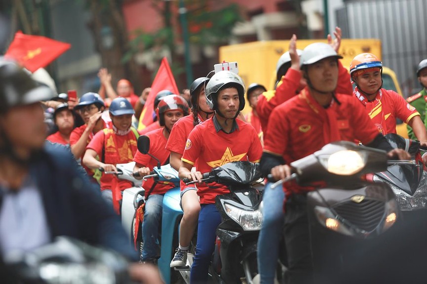 Mặc mưa gió, hàng trăm CĐV ra đường tiếp lửa cho tuyển Việt Nam - ảnh 9