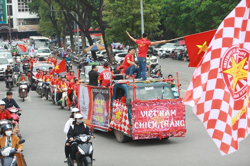 Mặc mưa gió, hàng trăm CĐV ra đường tiếp lửa cho tuyển Việt Nam - ảnh 3