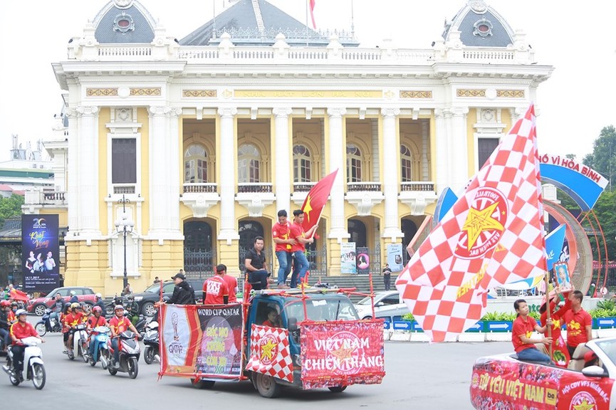 Mặc mưa gió, hàng trăm CĐV ra đường tiếp lửa cho tuyển Việt Nam - ảnh 2