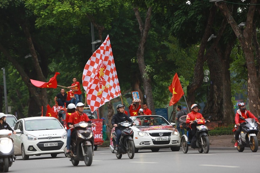 Mặc mưa gió, hàng trăm CĐV ra đường tiếp lửa cho tuyển Việt Nam - ảnh 7