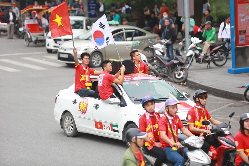 Mặc mưa gió, hàng trăm CĐV ra đường tiếp lửa cho tuyển Việt Nam - ảnh 8