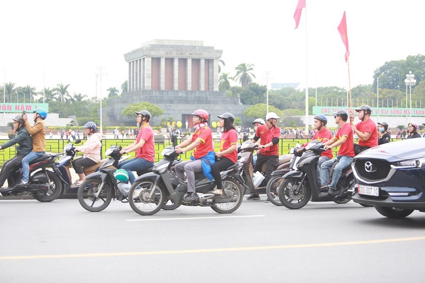Mặc mưa gió, hàng trăm CĐV ra đường tiếp lửa cho tuyển Việt Nam - ảnh 10