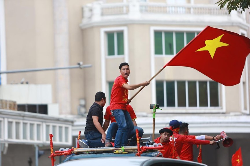 Mặc mưa gió, hàng trăm CĐV ra đường tiếp lửa cho tuyển Việt Nam - ảnh 6