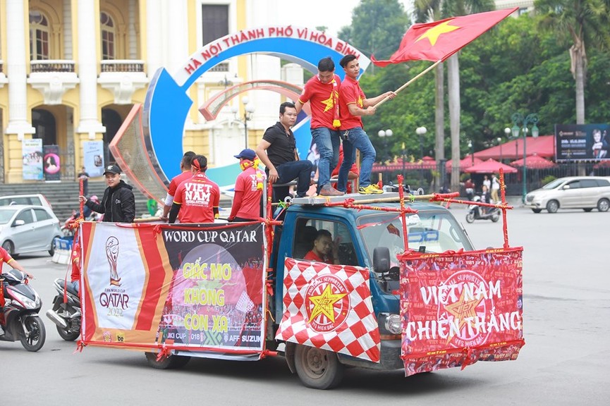 Mặc mưa gió, hàng trăm CĐV ra đường tiếp lửa cho tuyển Việt Nam - ảnh 1
