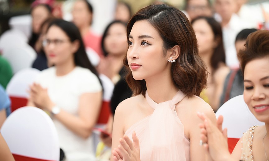Hoa hậu Mỹ Linh vai trần quyến rũ giữa tiết trời thu Hà Nội - ảnh 3