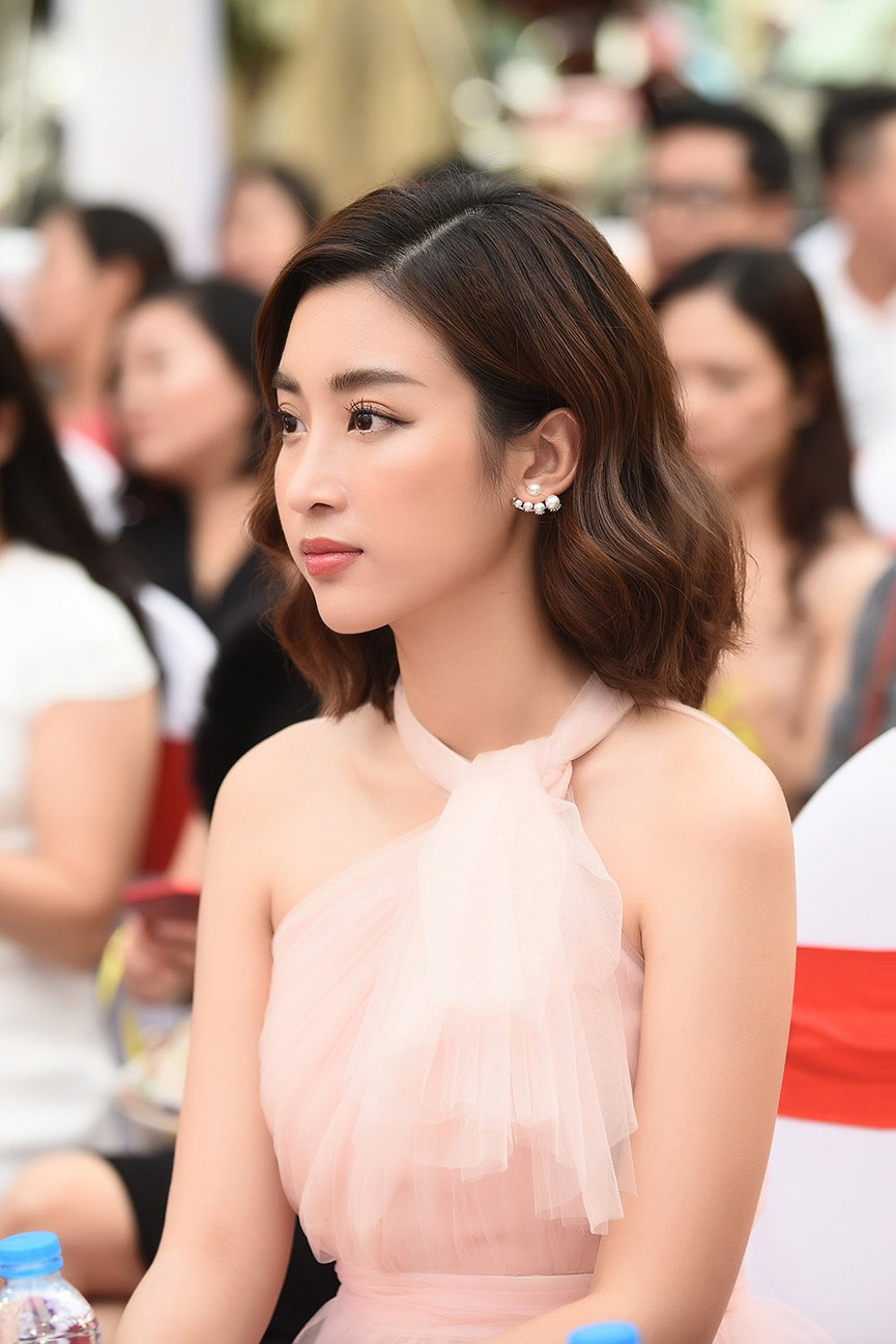 Hoa hậu Mỹ Linh vai trần quyến rũ giữa tiết trời thu Hà Nội - ảnh 4