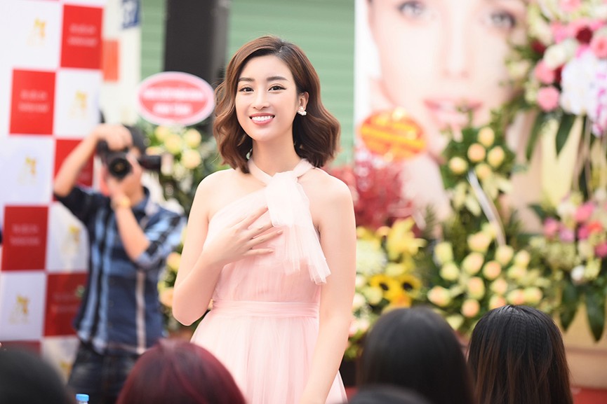 Hoa hậu Mỹ Linh vai trần quyến rũ giữa tiết trời thu Hà Nội - ảnh 7