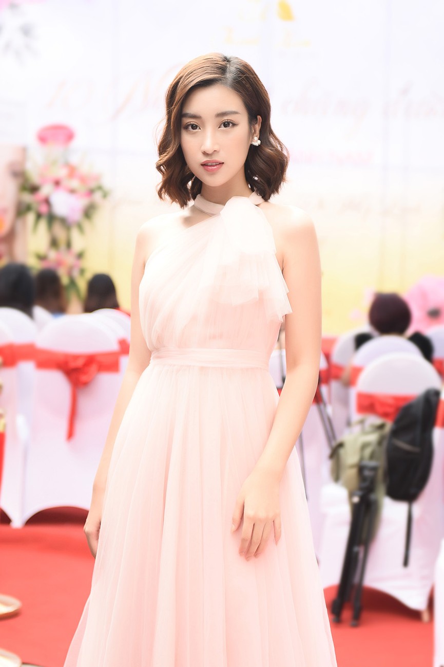 Hoa hậu Mỹ Linh vai trần quyến rũ giữa tiết trời thu Hà Nội - ảnh 8