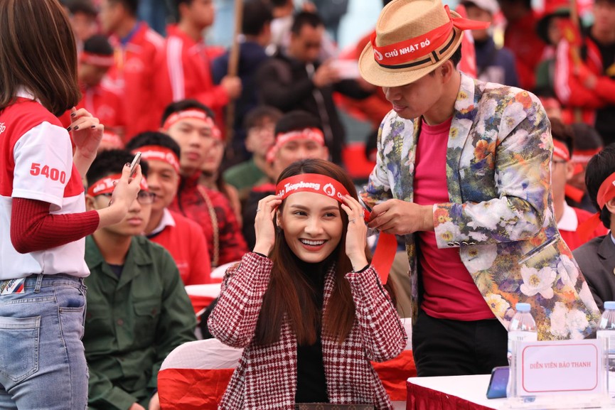 NSƯT Xuân Bắc, Bảo Thanh rạng rỡ bên các bạn sinh viên ở ngày hội Chủ nhật Đỏ - ảnh 4