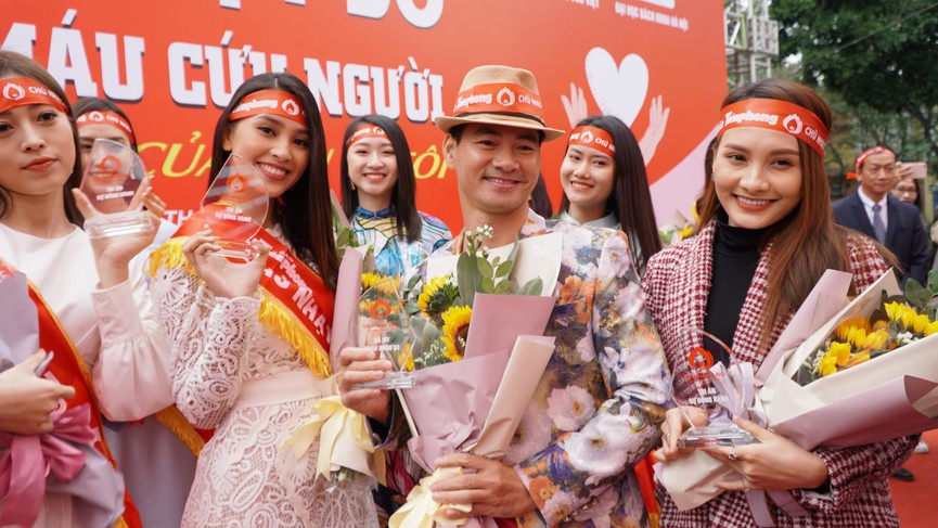 NSƯT Xuân Bắc, Bảo Thanh rạng rỡ bên các bạn sinh viên ở ngày hội Chủ nhật Đỏ - ảnh 3