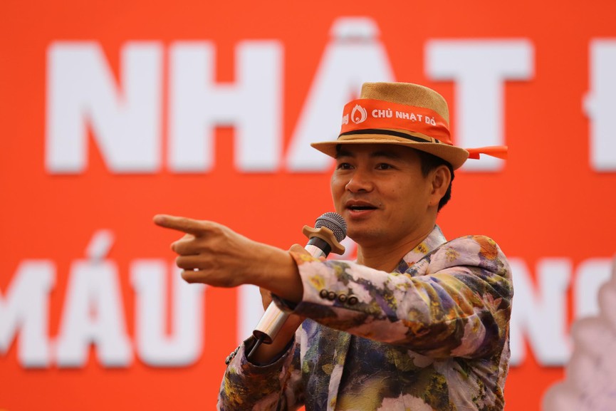 NSƯT Xuân Bắc, Bảo Thanh rạng rỡ bên các bạn sinh viên ở ngày hội Chủ nhật Đỏ - ảnh 7