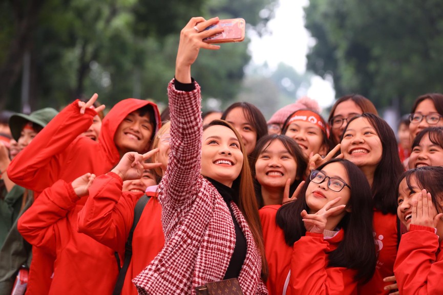 NSƯT Xuân Bắc, Bảo Thanh rạng rỡ bên các bạn sinh viên ở ngày hội Chủ nhật Đỏ - ảnh 9