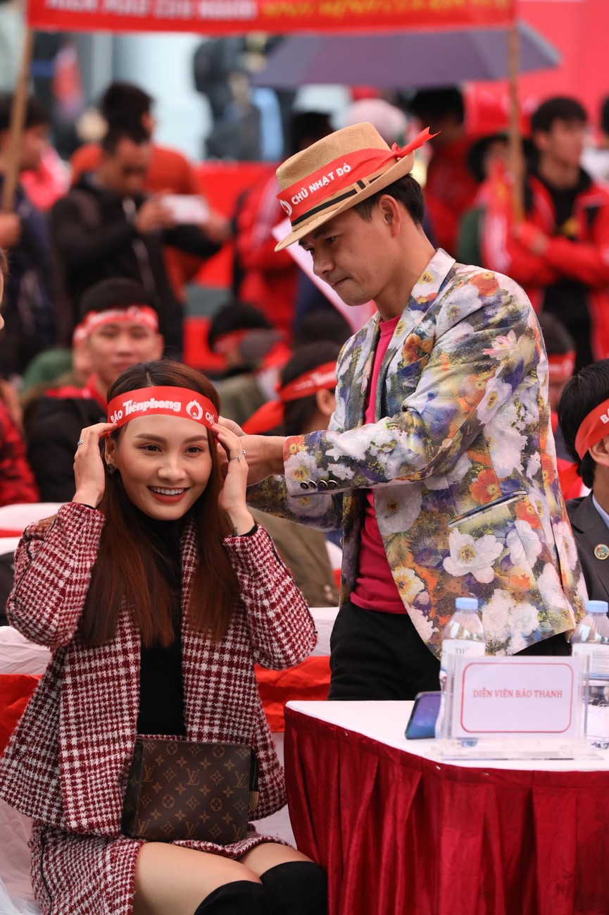 NSƯT Xuân Bắc, Bảo Thanh rạng rỡ bên các bạn sinh viên ở ngày hội Chủ nhật Đỏ - ảnh 5