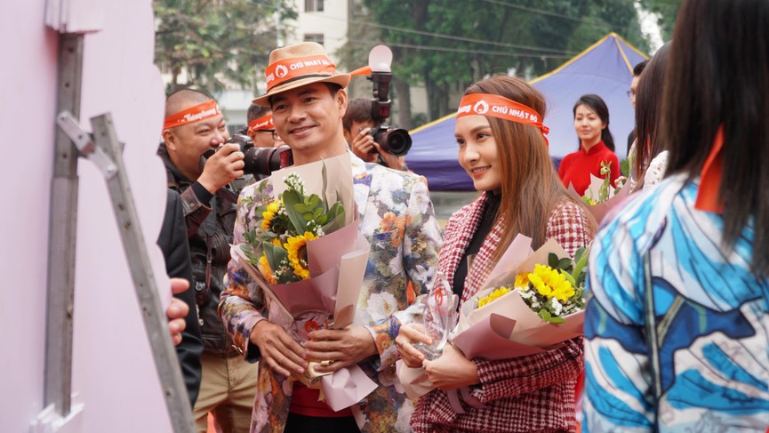 NSƯT Xuân Bắc, Bảo Thanh rạng rỡ bên các bạn sinh viên ở ngày hội Chủ nhật Đỏ - ảnh 2