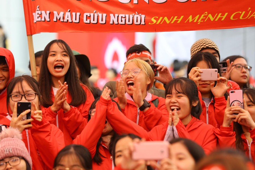 NSƯT Xuân Bắc, Bảo Thanh rạng rỡ bên các bạn sinh viên ở ngày hội Chủ nhật Đỏ - ảnh 8