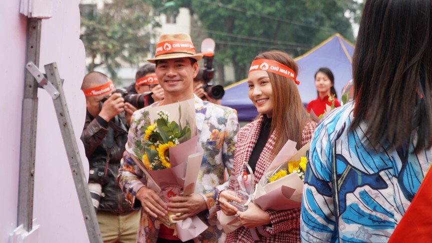 NSƯT Xuân Bắc, Bảo Thanh rạng rỡ bên các bạn sinh viên ở ngày hội Chủ nhật Đỏ - ảnh 1