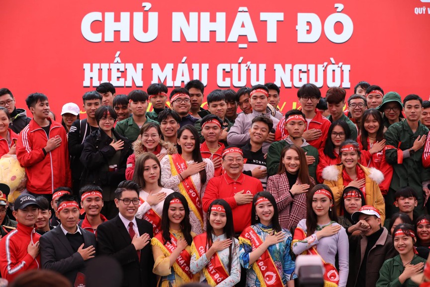 NSƯT Xuân Bắc, Bảo Thanh rạng rỡ bên các bạn sinh viên ở ngày hội Chủ nhật Đỏ - ảnh 10