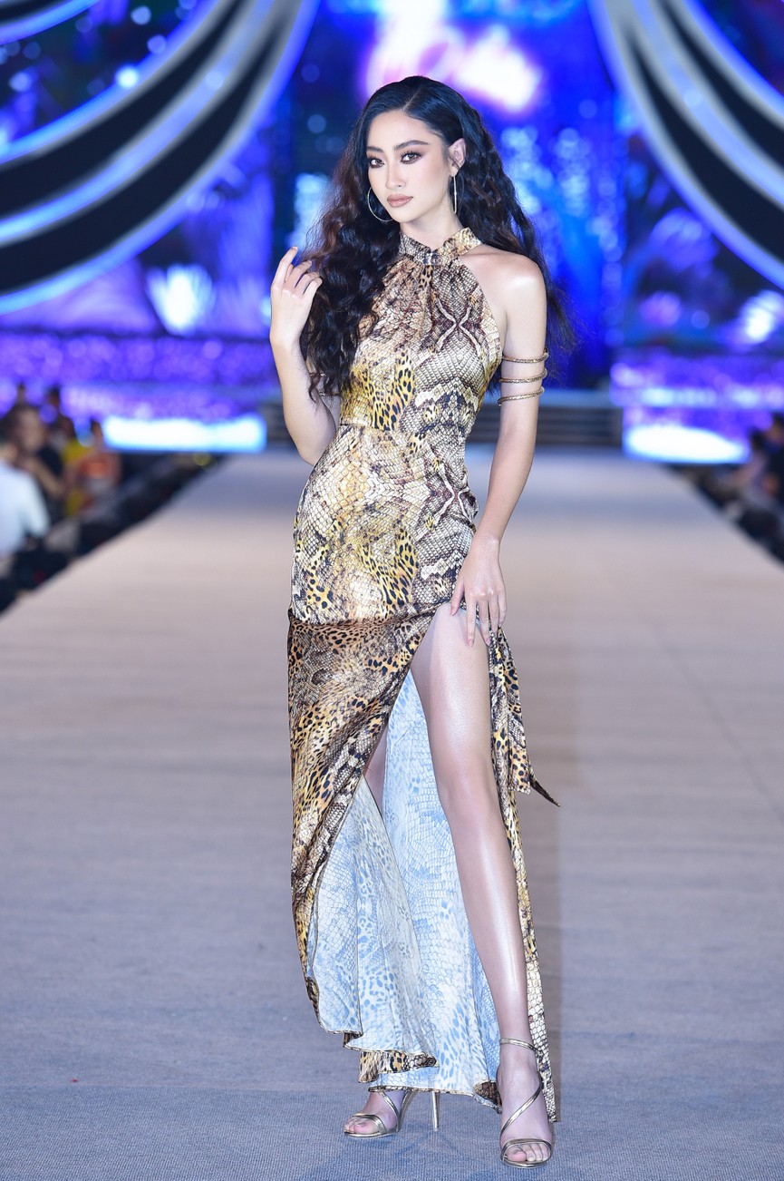 Tiểu Vy, Đỗ Mỹ Linh, Thuỵ Vân diện váy áo nóng bỏng trong đêm thi Người đẹp Biển - ảnh 3