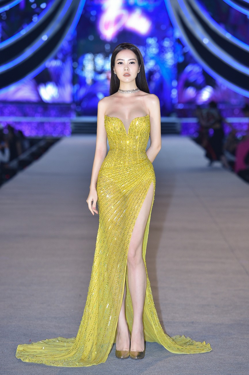 Tiểu Vy, Đỗ Mỹ Linh, Thuỵ Vân diện váy áo nóng bỏng trong đêm thi Người đẹp Biển - ảnh 6