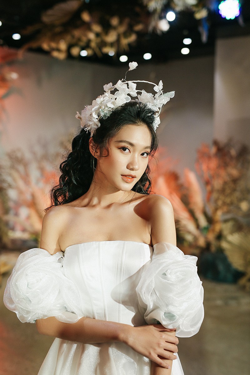 Văn Hậu mặc áo trắng như soái ca, cổ vũ Người đẹp Tài năng Doãn Hải My diễn áo cưới - ảnh 6