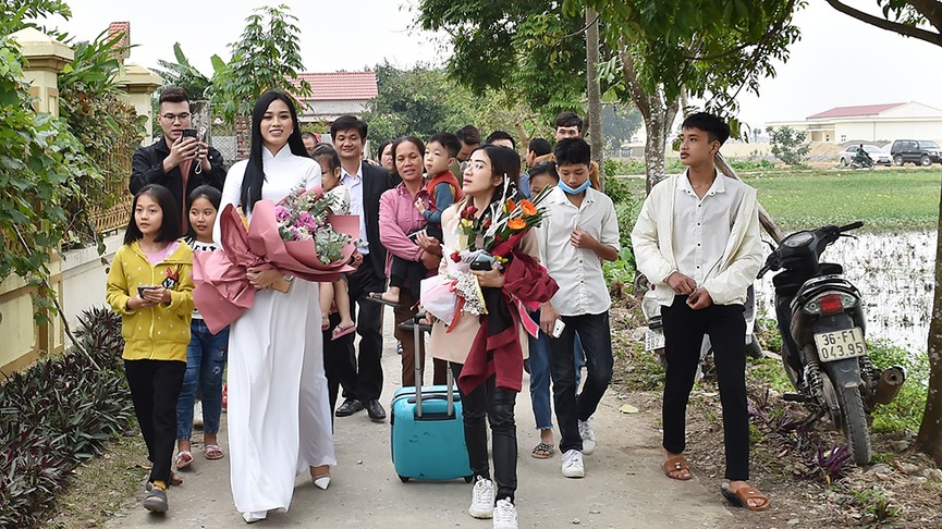 Người dân xóm làng tới nhà chia vui với gia đình Hoa hậu Đỗ Thị Hà - ảnh 1