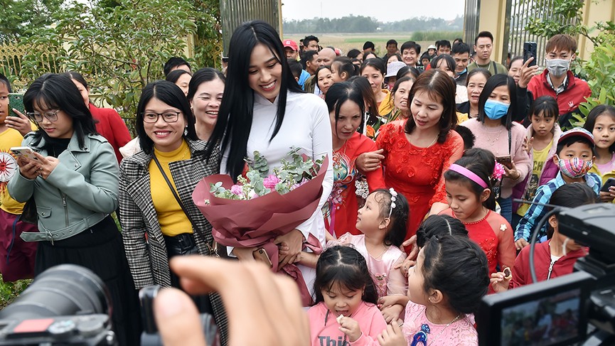 Người dân xóm làng tới nhà chia vui với gia đình Hoa hậu Đỗ Thị Hà - ảnh 4