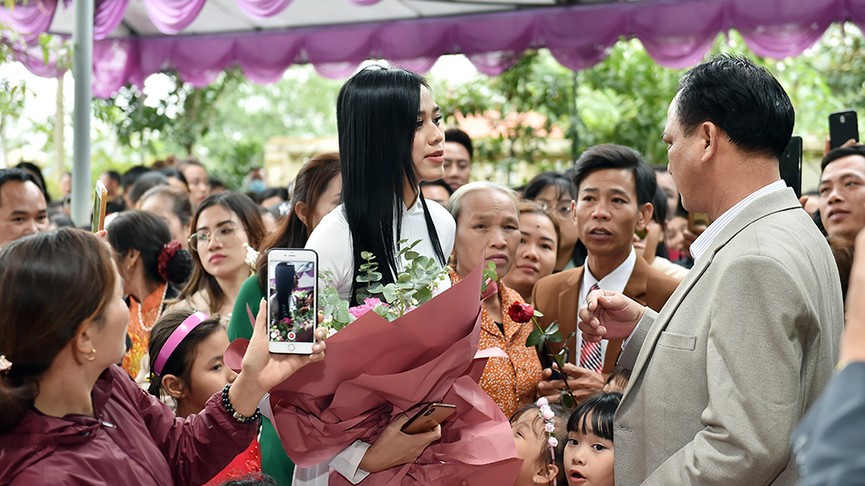 Người dân xóm làng tới nhà chia vui với gia đình Hoa hậu Đỗ Thị Hà - ảnh 6