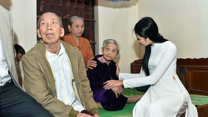 Người dân xóm làng tới nhà chia vui với gia đình Hoa hậu Đỗ Thị Hà - ảnh 10