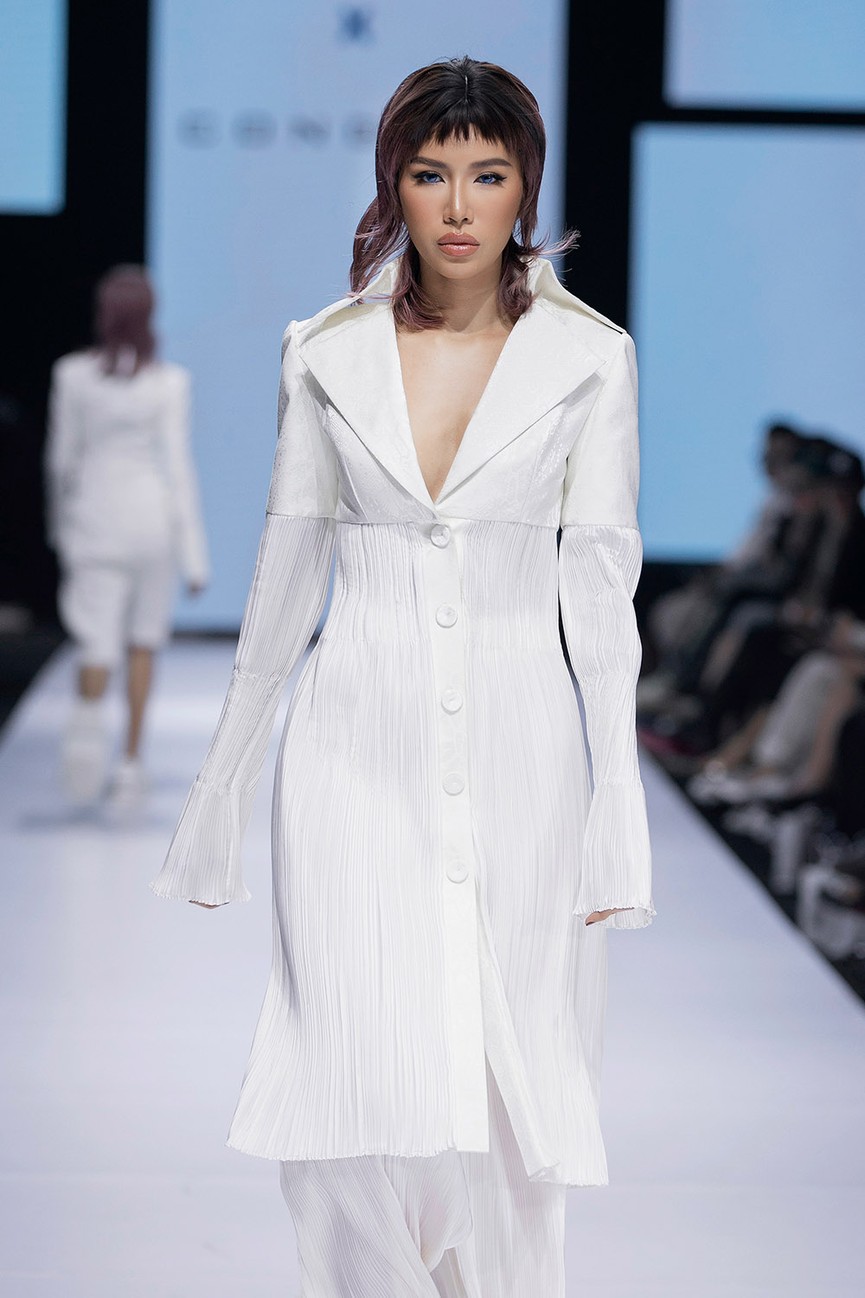 Hoa hậu Đỗ Thị Hà lần đầu diễn catwalk, thần thái sắc lạnh bên đàn chị Thanh Hằng-Tiểu Vy - ảnh 9