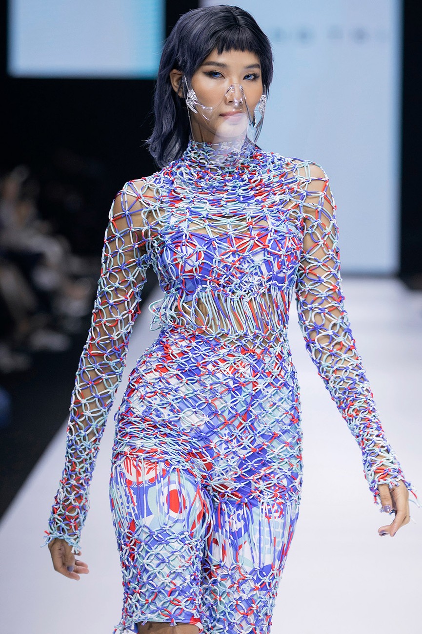 Hoa hậu Đỗ Thị Hà lần đầu diễn catwalk, thần thái sắc lạnh bên đàn chị Thanh Hằng-Tiểu Vy - ảnh 8
