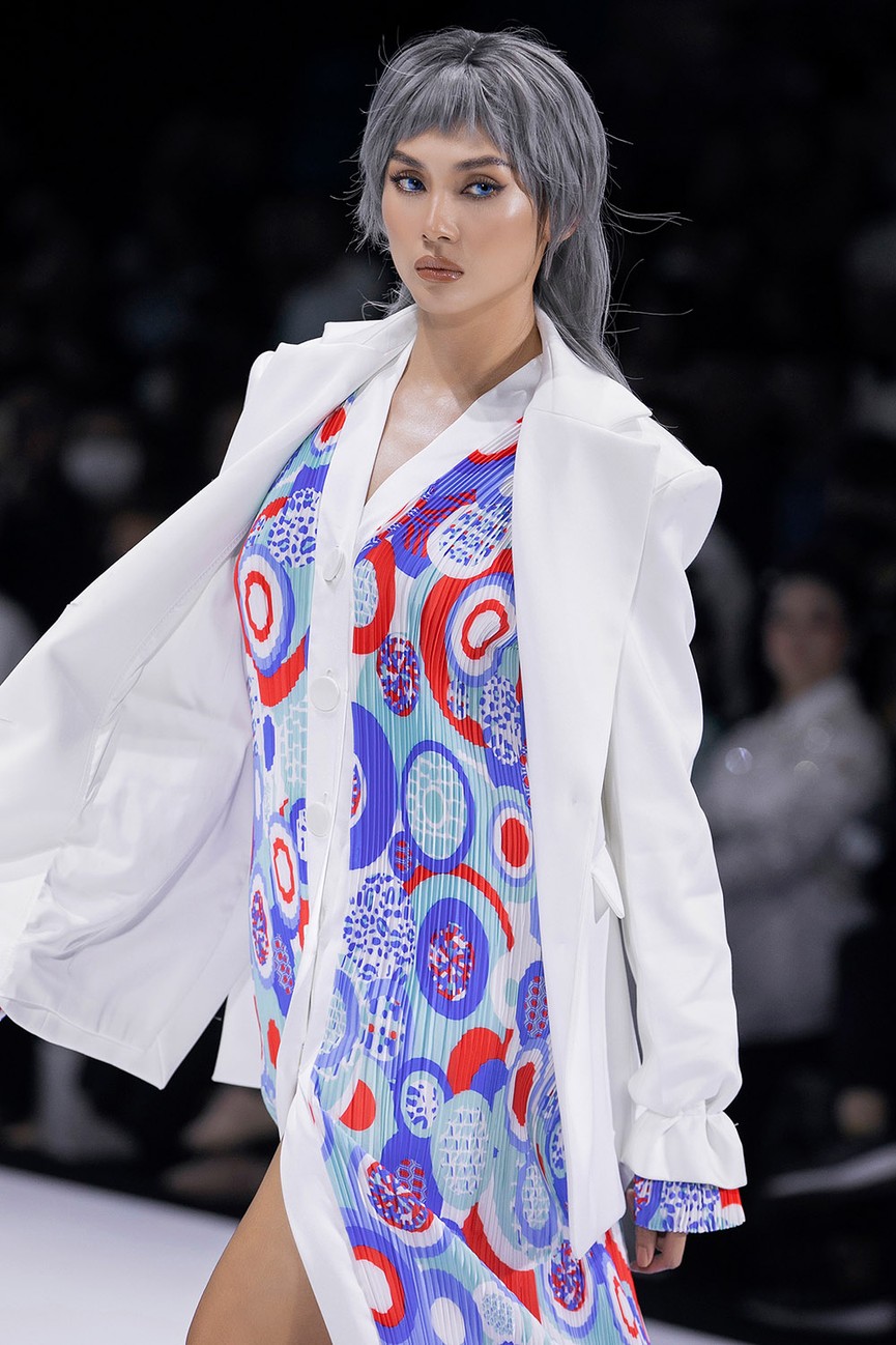 Hoa hậu Đỗ Thị Hà lần đầu diễn catwalk, thần thái sắc lạnh bên đàn chị Thanh Hằng-Tiểu Vy - ảnh 10