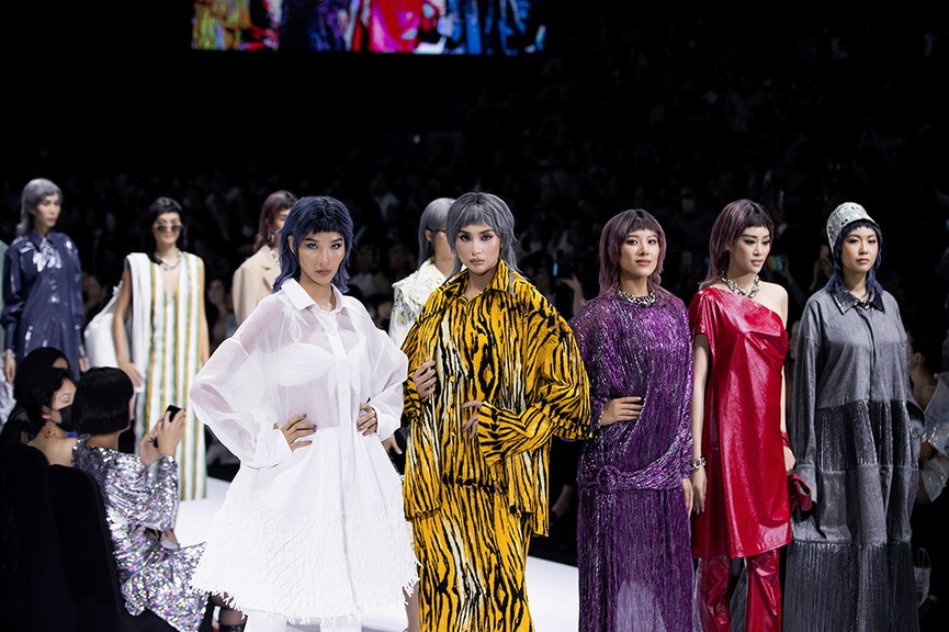 Hoa hậu Đỗ Thị Hà lần đầu diễn catwalk, thần thái sắc lạnh bên đàn chị Thanh Hằng-Tiểu Vy - ảnh 4