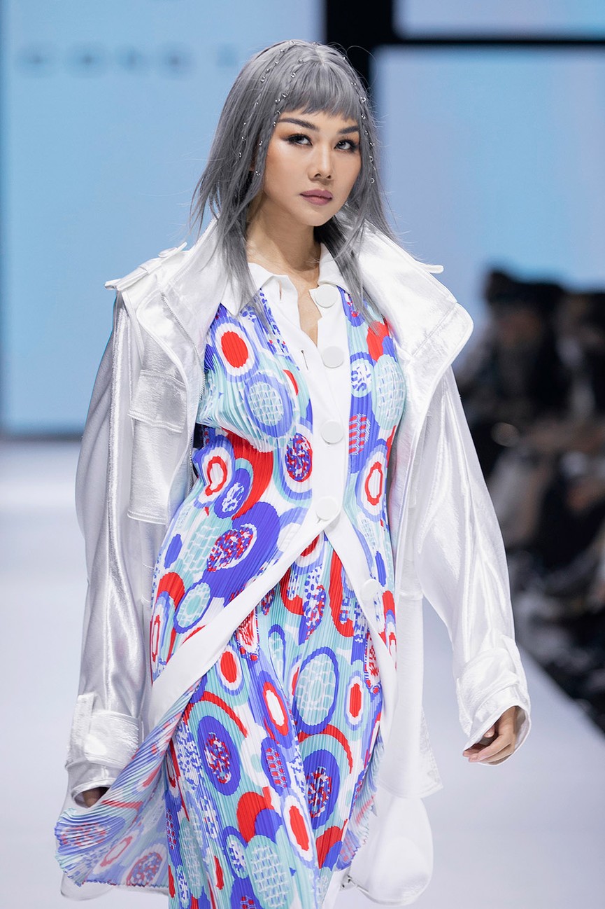 Hoa hậu Đỗ Thị Hà lần đầu diễn catwalk, thần thái sắc lạnh bên đàn chị Thanh Hằng-Tiểu Vy - ảnh 11