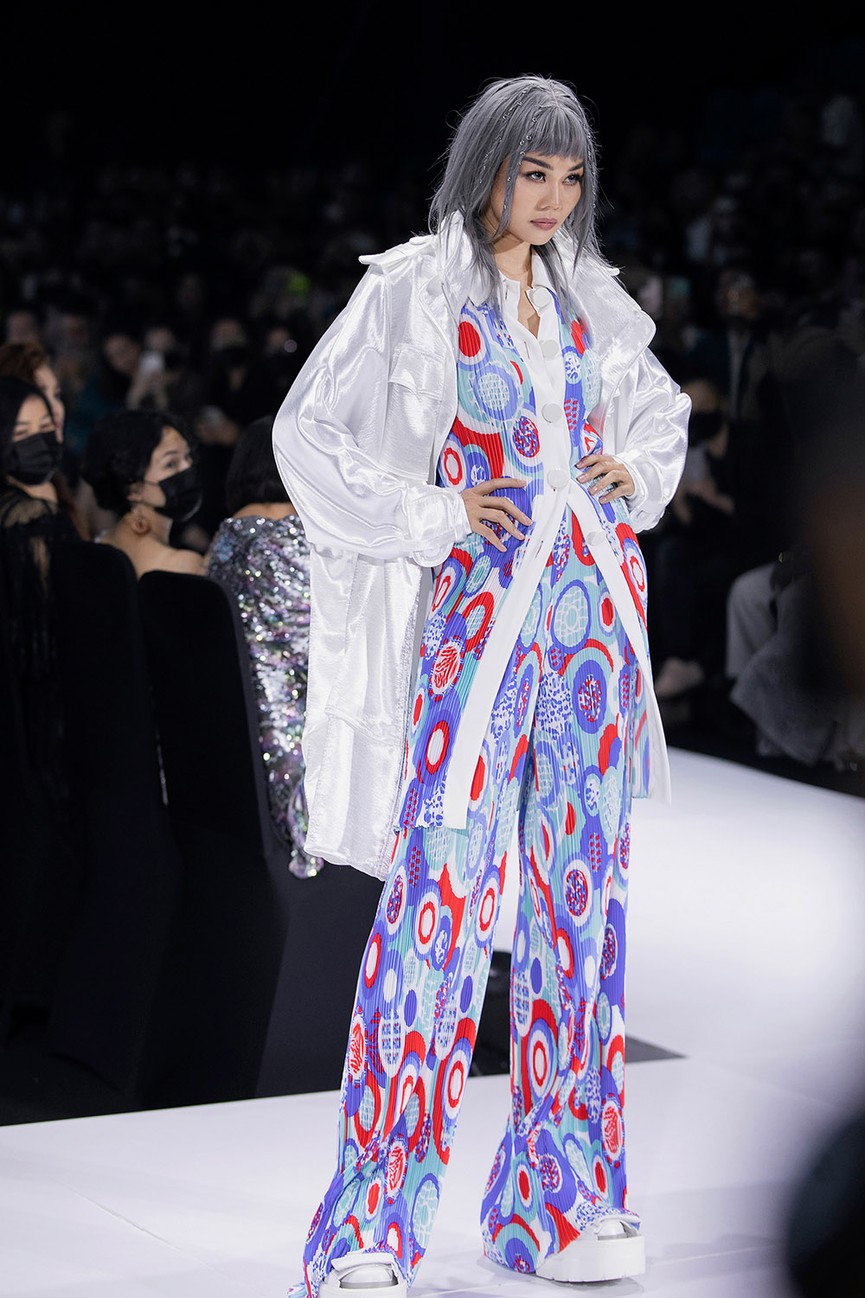 Hoa hậu Đỗ Thị Hà lần đầu diễn catwalk, thần thái sắc lạnh bên đàn chị Thanh Hằng-Tiểu Vy - ảnh 12