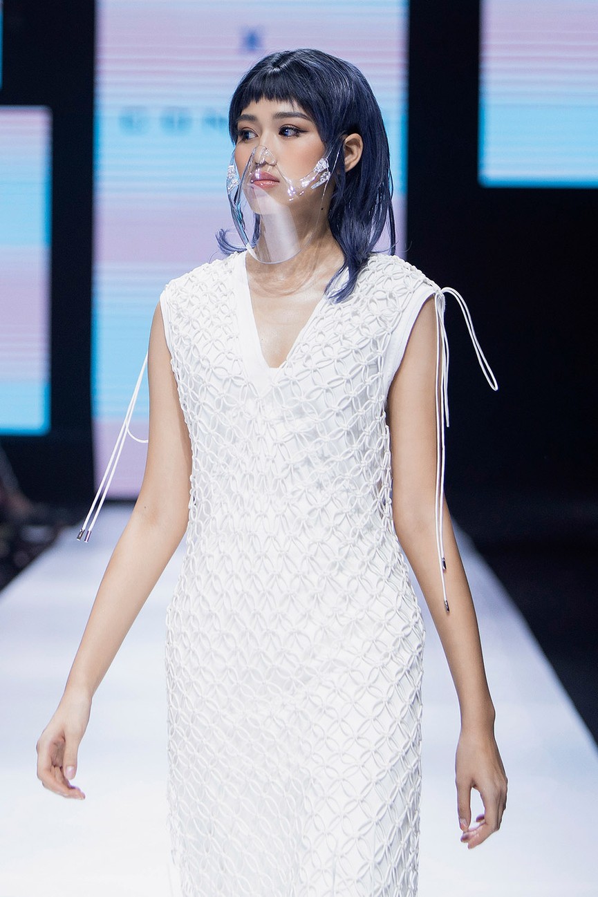 Hoa hậu Đỗ Thị Hà lần đầu diễn catwalk, thần thái sắc lạnh bên đàn chị Thanh Hằng-Tiểu Vy - ảnh 2