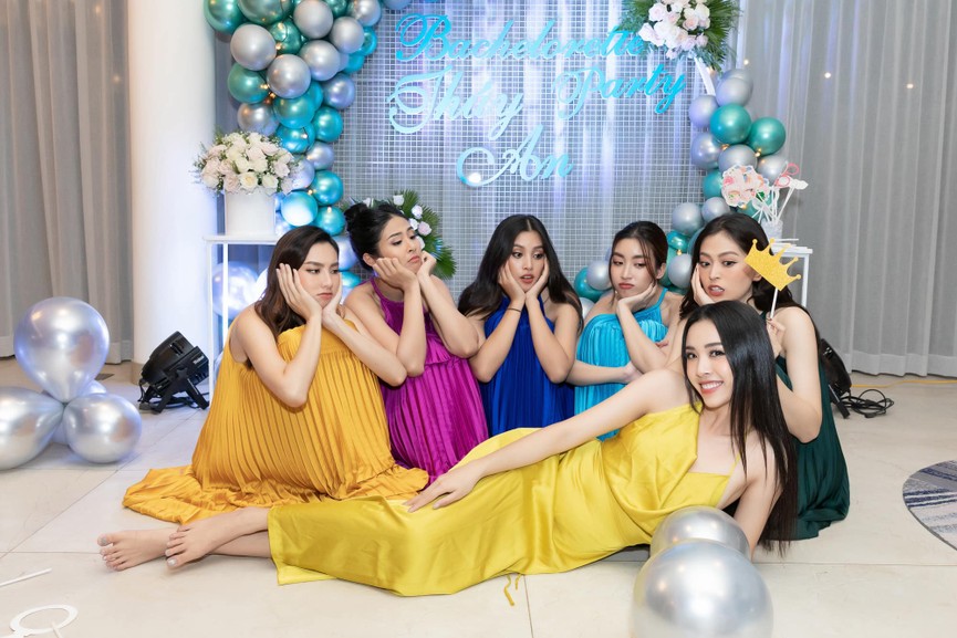 Dàn hoa - á hậu nóng bỏng với bikini trong tiệc chia tay độc thân của Á hậu Thuý An - ảnh 1