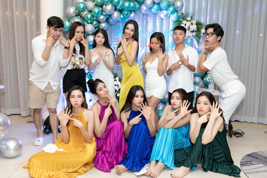 Dàn hoa - á hậu nóng bỏng với bikini trong tiệc chia tay độc thân của Á hậu Thuý An - ảnh 2