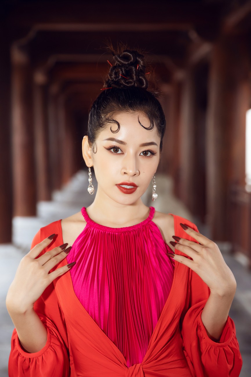 Tiểu Vy, Đỗ Mỹ Linh cùng dàn hậu mặc váy yếm quyến rũ giữa tiết trời lạnh giá - ảnh 13