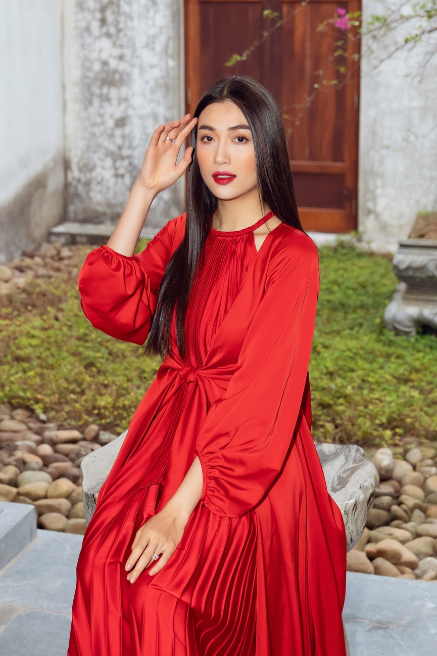 Tiểu Vy, Đỗ Mỹ Linh cùng dàn hậu mặc váy yếm quyến rũ giữa tiết trời lạnh giá - ảnh 11