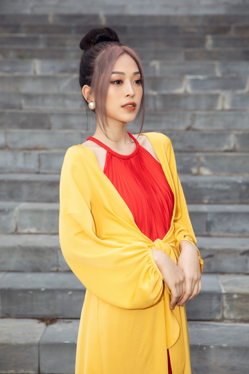 Tiểu Vy, Đỗ Mỹ Linh cùng dàn hậu mặc váy yếm quyến rũ giữa tiết trời lạnh giá - ảnh 5