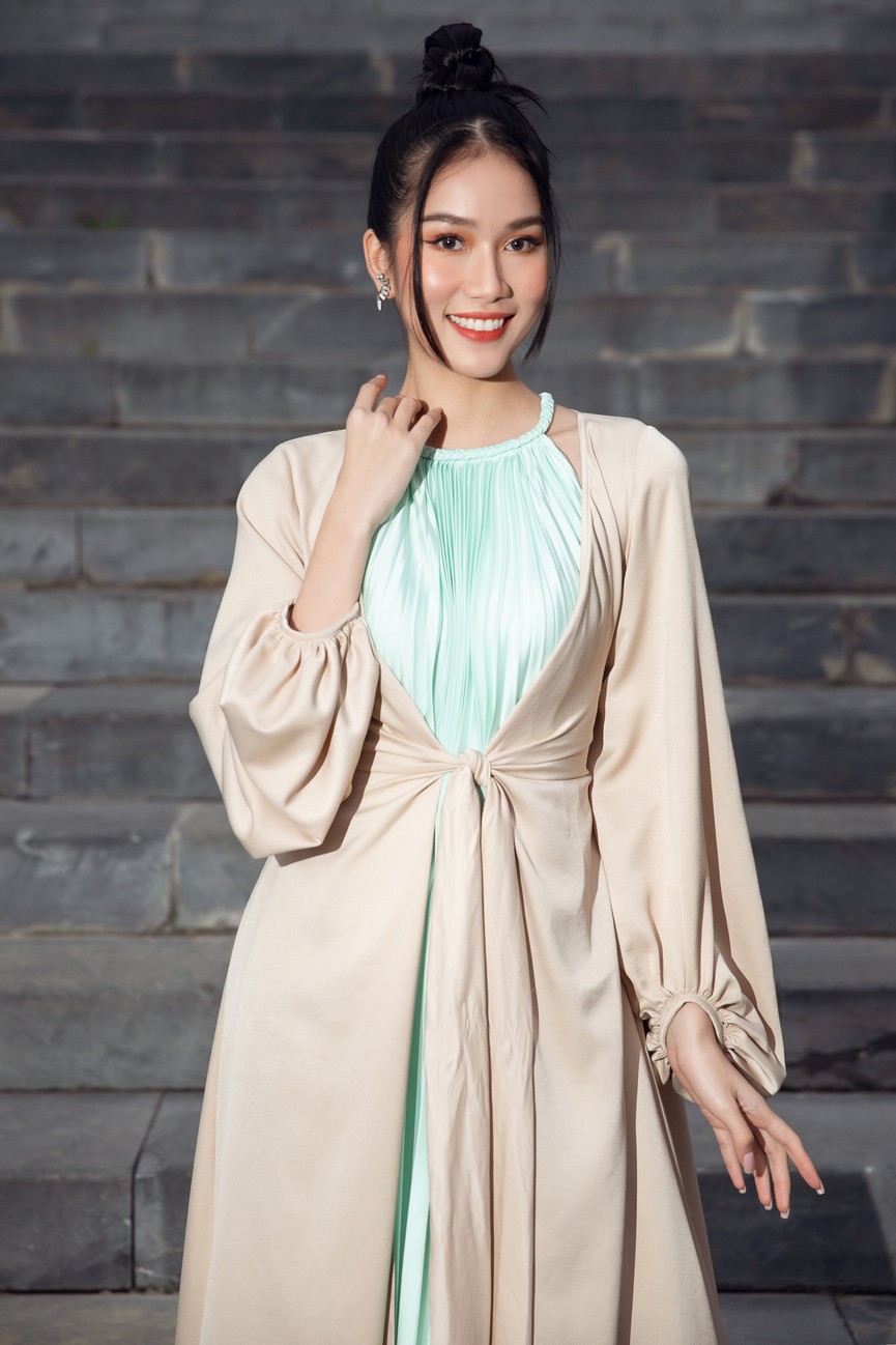 Tiểu Vy, Đỗ Mỹ Linh cùng dàn hậu mặc váy yếm quyến rũ giữa tiết trời lạnh giá - ảnh 7