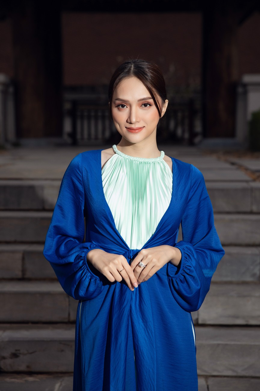Tiểu Vy, Đỗ Mỹ Linh cùng dàn hậu mặc váy yếm quyến rũ giữa tiết trời lạnh giá - ảnh 12