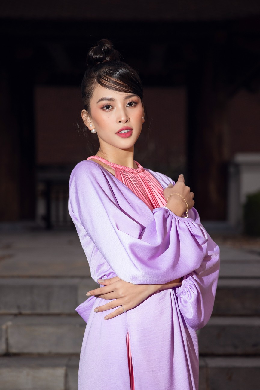 Tiểu Vy, Đỗ Mỹ Linh cùng dàn hậu mặc váy yếm quyến rũ giữa tiết trời lạnh giá - ảnh 2