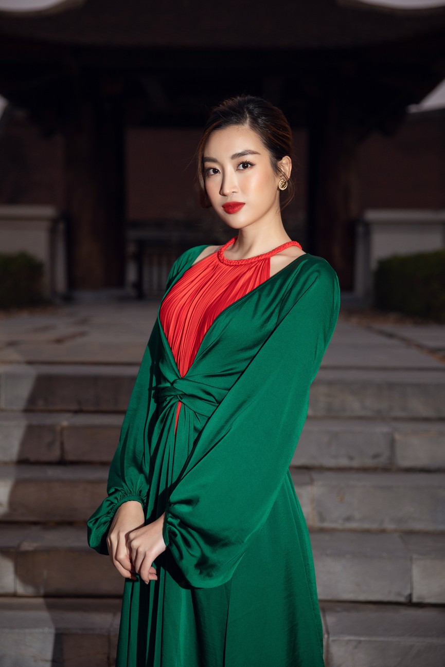 Tiểu Vy, Đỗ Mỹ Linh cùng dàn hậu mặc váy yếm quyến rũ giữa tiết trời lạnh giá - ảnh 3