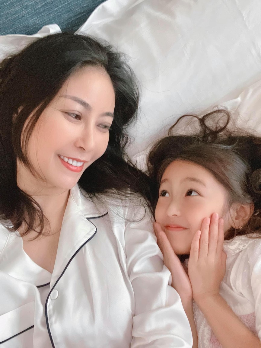 Kiều Loan diện váy cắt xẻ khoe chân dài nóng bỏng, Đỗ Mỹ Linh yêu kiều với sắc trắng - ảnh 12