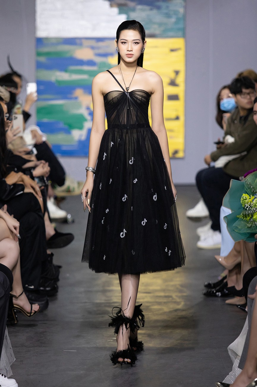 Hoa hậu Đỗ Thị Hà và hai Á hậu đọ thần thái kiêu sa 'một chín một mười' trên sàn catwalk - ảnh 1