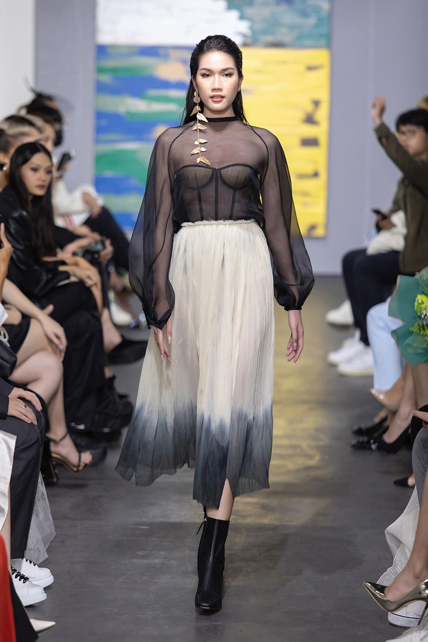 Hoa hậu Đỗ Thị Hà và hai Á hậu đọ thần thái kiêu sa 'một chín một mười' trên sàn catwalk - ảnh 2