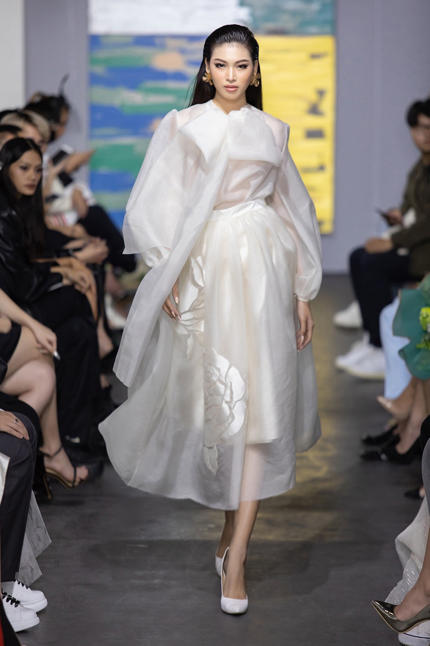 Hoa hậu Đỗ Thị Hà và hai Á hậu đọ thần thái kiêu sa 'một chín một mười' trên sàn catwalk - ảnh 3